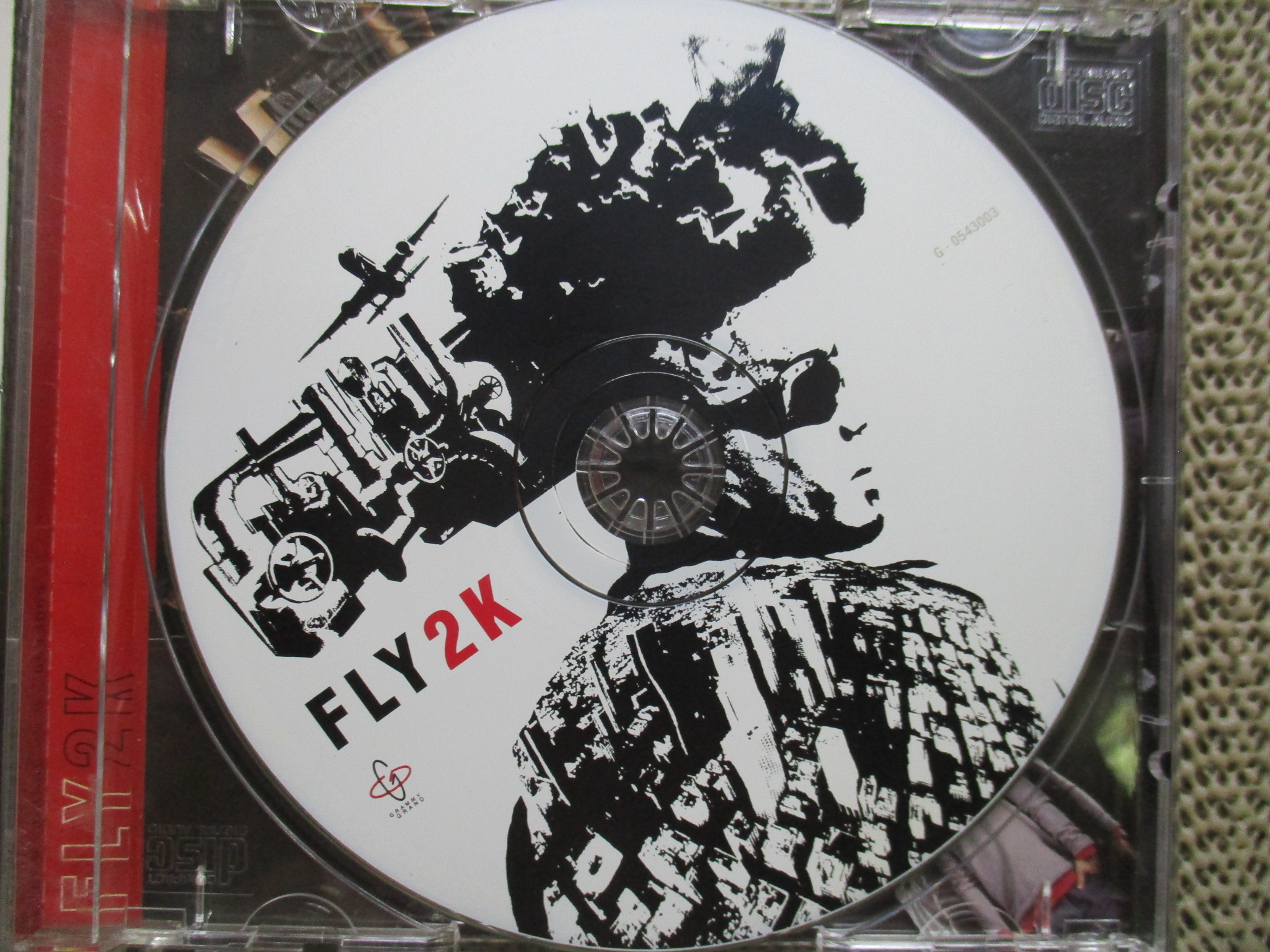 ซีดีเพลงไทยสากล FLY อัลบั้ม FLY 2K /// ปกสวย แผ่นสวย มีรอยนิดเดียว โค้ด UM ขอบเลเซอร์