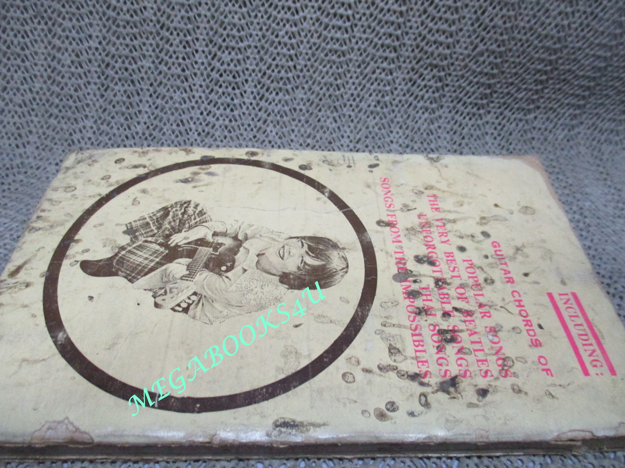 หนังสือเพลงเก่า คอร์ด กีต้าร์ FAVORITE SONGS WITH GUITAR CHORDS ปี2516 ตำหนิ สภาพเก่าหน่อย