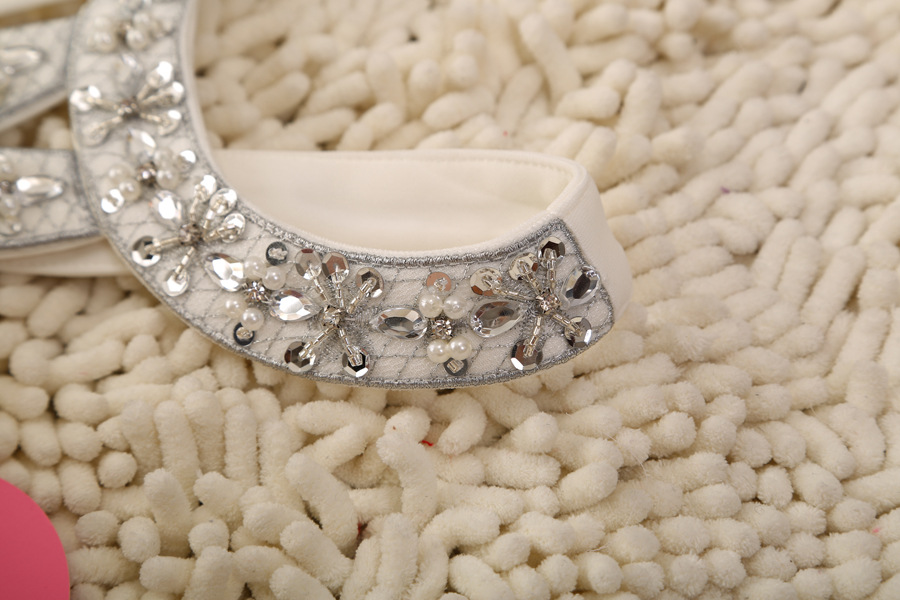 **พร้อมส่ง**เดรสชีฟองสีขาวใส่ไปงานแต่งแขนกุด ดีเทลแถบคอช่วงบนและรอบเอวเป็นผ้าชีฟอง ปักเลื่อมผสมเพชรเล็กๆ ติดมุกรียงราย สวยหวาน ติดซิปด้านหลัง มีซับใน สวยคุณภาพดีเหมือนแบบค่ะ