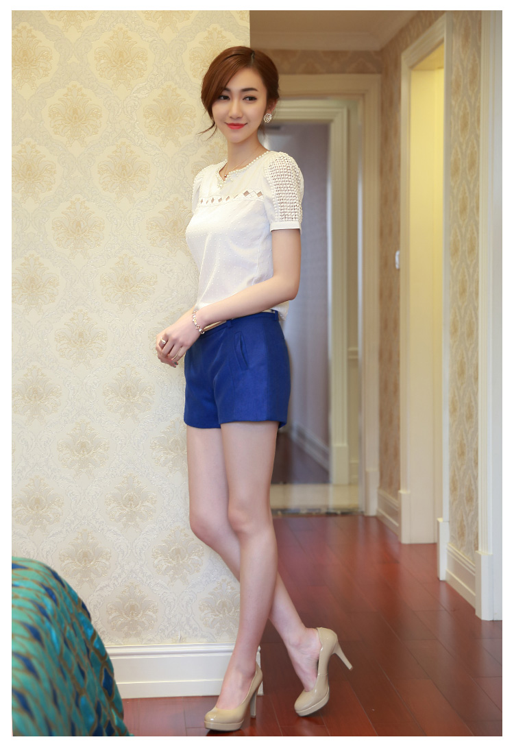 **หมดค่ะ**เสื้อใส่ทำงานแขนสั้นสีขาว คอประดับแถบผ้าโปร่งสี่เหลี่ยม ดีเทลตกแต่งมุกที่คอ เนื้อผ้านูนเป็นรูปวงกลม นูนๆช่วงแขน สวยคุณภาพดีเหมือนแบบค่ะ