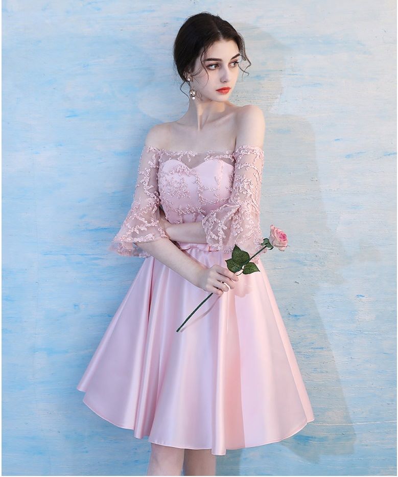 **พร้อมส่ง**เดรสออกงานผ้าซาตินสีชมพู ดีไซน์เปิดไหล่ซีทรู แขนยาวสี่ส่วน ปลายแขนเสื้อระบาย คาดเอวด้วยโบว์ กระโปรงผ้าซาติน สวยมากๆค่ะ