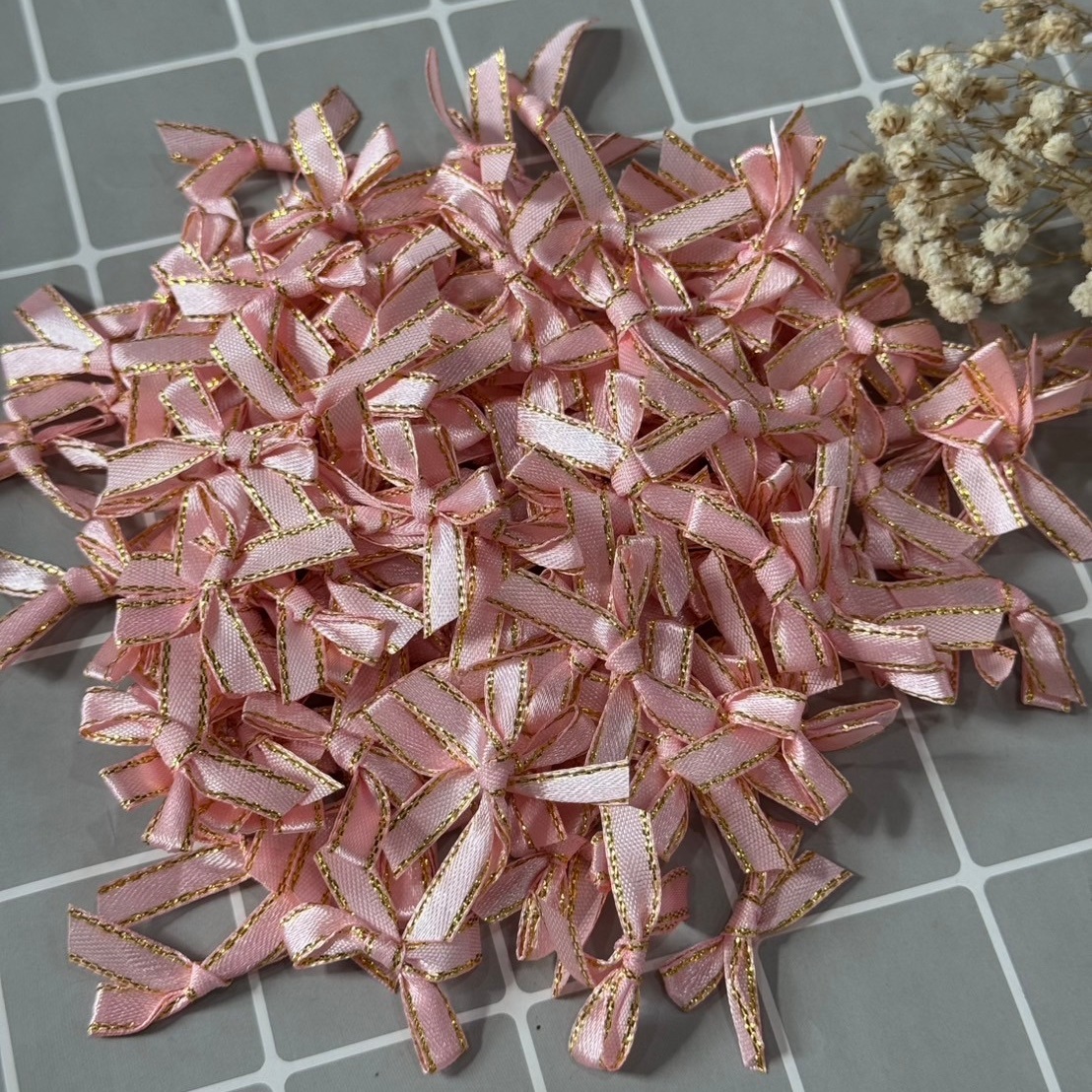 โบว์จิ๋ว โบว์ผ้าซาตินขอบทอง แพ็คละ 100 ชิ้น ริบบิ้นหน้ากว้าง 7 มม.