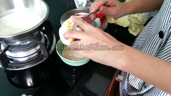 ละลายแป้งข้าวโพด กับนมข้นจืดส่วน เพื่อทำฟัดจ์มอคค่า