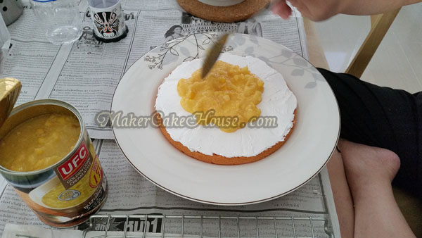 ขั้นตอนการตกแต่งเค้กเจนมข้าวโพด ปาดซุปข้าวโพด บนบัตเตอร์ครีม 