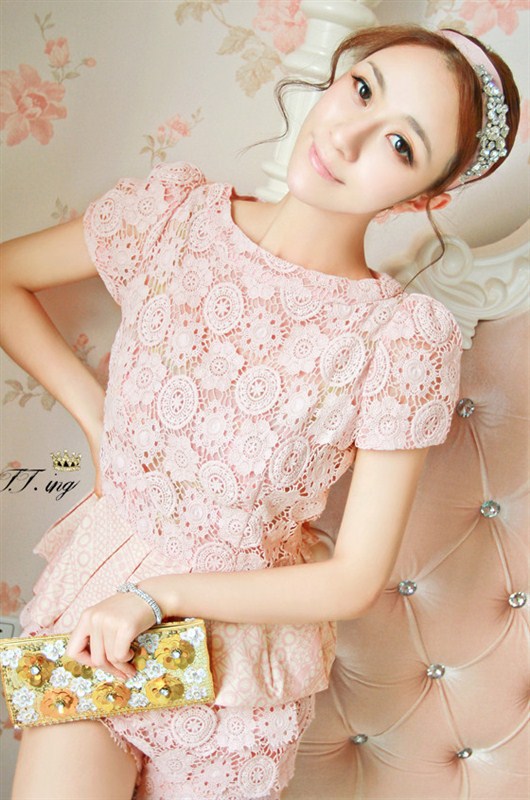 ***หมดค่ะ***ชุดเสื้อสีชมพูถักโครเชต์ลายดอกไม้ผสมวงกลม สวยหวาน ดีเทลตกแต่งช่วงเอวด้วยผ้าลายกราฟฟิค ติดซิปด้านข้าง พร้อมกางเกงขาสั้น มีซับใน ติดซิปด้านข้าง สวยหรูมากๆค่ะ