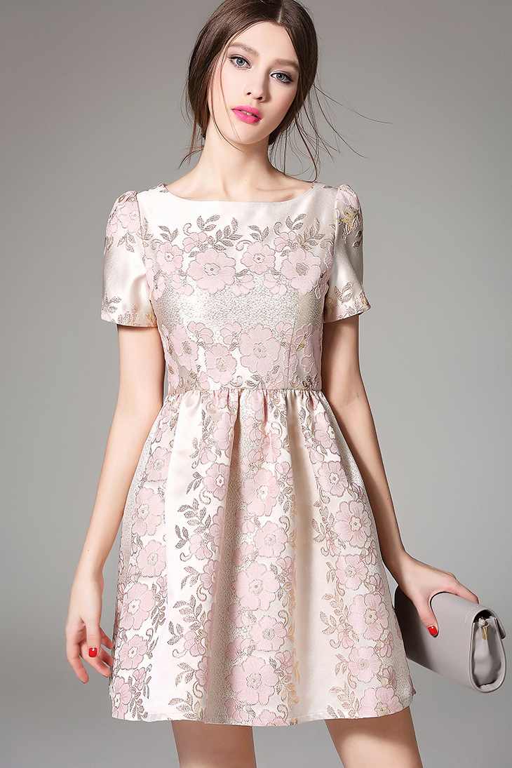 **หมดค่ะ**เดรสผ้าไหมเกาหลีเนื้อพื้นสีครีม ทอลายดอกไม้สีชมพู และใบไม้สีทอง แขนสั้น เข้ารูปช่วงเอว กระโปรงทรงเอ มีซับใน ซิบด้านข้างลำตัว สวยมากๆค่ะ