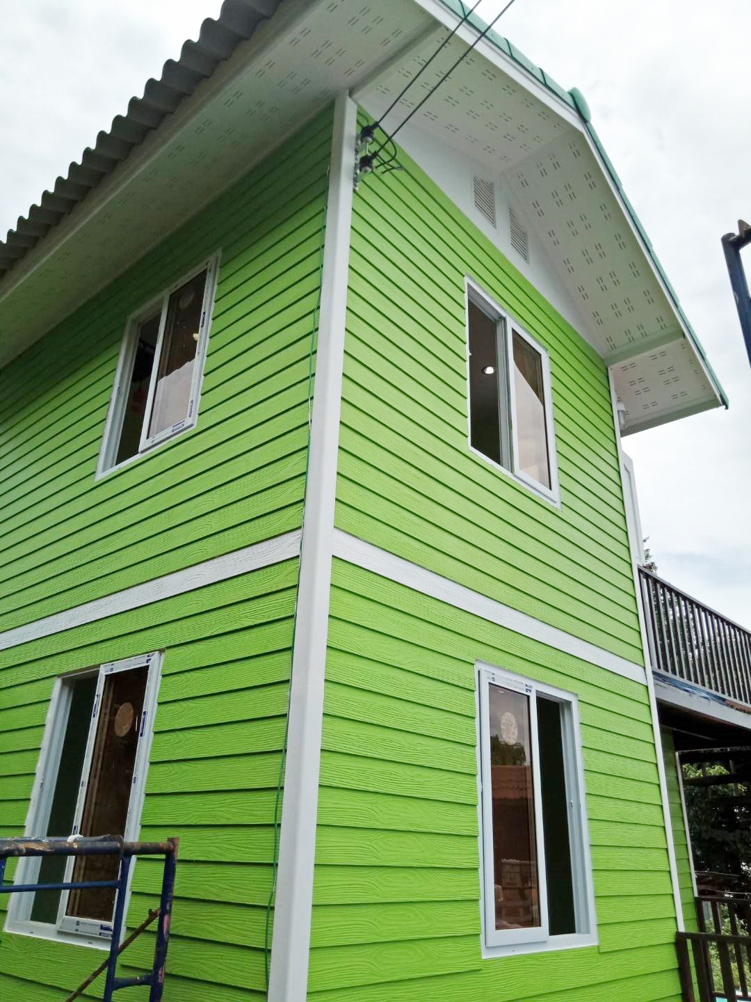 บ้านน็อคดาวน์ 2 ชั้น ขนาด ที่ 4*6 เมตร พื้นใที่ช้สวย และระเบียงทั้งชั่นบนแล้วชั้นล่าง