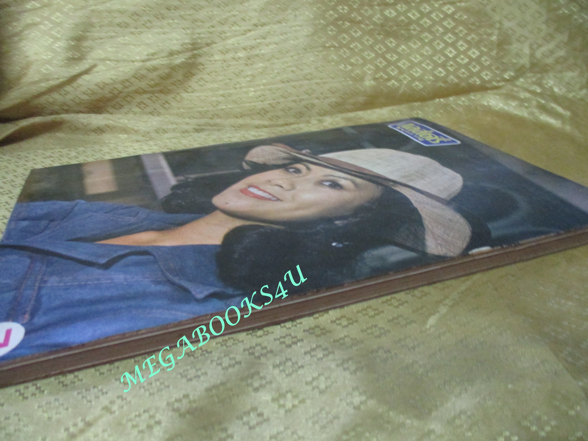 นิตยสารกุลสตรี ฉบับที่0166 ปี2520 ปก ชุมพูนุช ยุกตะนันท์ ตำหนิ มีรอยแมลงกัดกินเล็กน้อยตามรูป