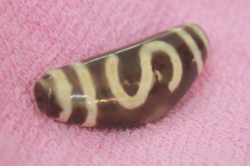 หินทิเบตลายตะขอ ( dZi Hook Bead )