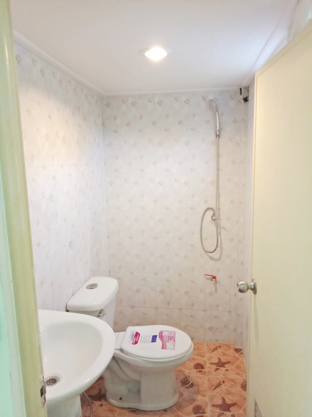 บ้านน็อคดาวน์ 2 ชั้น ขนาด ที่ 4*6 เมตร พื้นใที่ช้สวย และระเบียงทั้งชั่นบนแล้วชั้นล่าง