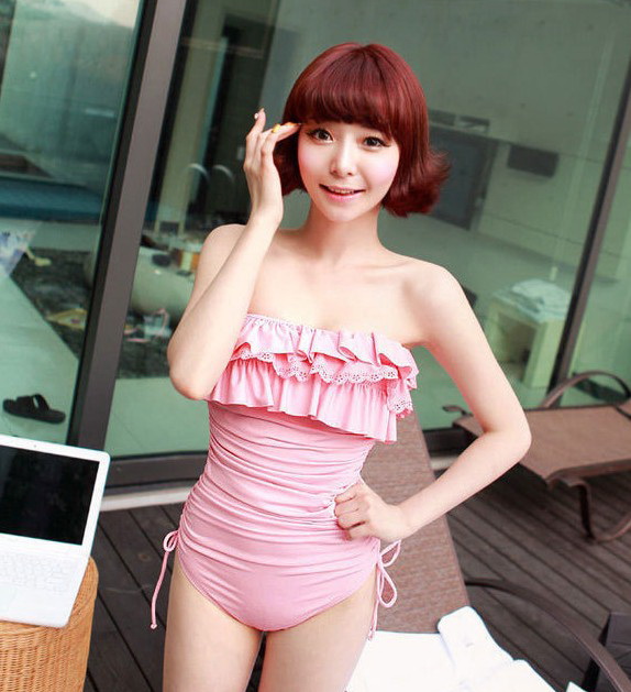 **พร้อมส่งค่ะ**บิกินี่ชุดว่ายน้ำวันพีช one piece สีชมพูแต่งระบายที่หน้าอกฉลุลายลูกไม้ สลับผ้ายืดด้านหน้าเนื้อนุ่ม ด้านข้างแต่งดีเทลผูกโบว์ทั้ง 2 ข้างค่ะ สวยเหมือนแบบค่ะ