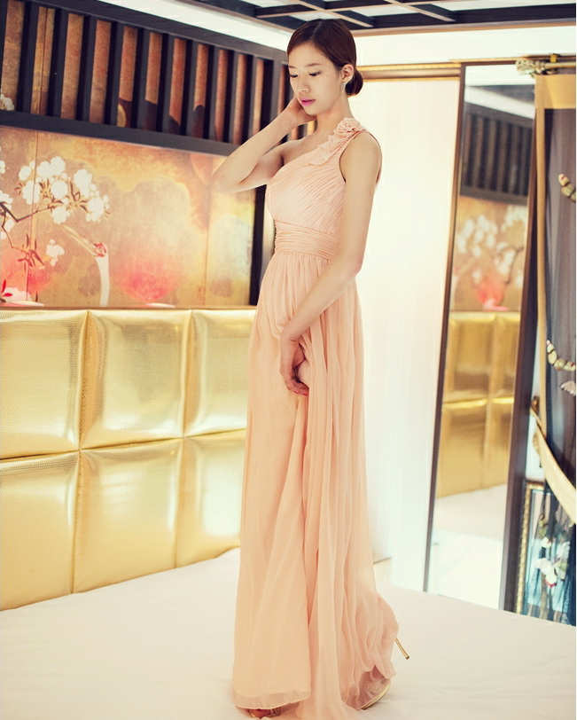 ***หมดค่ะ***เดรสยาวผ้าชีฟองสีส้มอมชมพู ไหล่เฉียง มีซับในสวยเหมือนแบบ100%ค่ะ