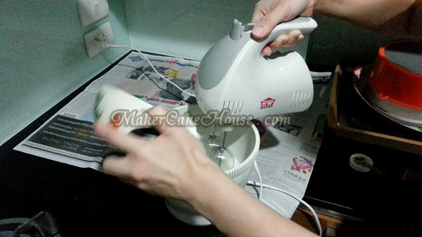 ใส่น้ำตาลในขั้นตอนส่วนไข่ขาว เพื่อทำซูเฟล่ชีสเค้กญี่ปุ่น