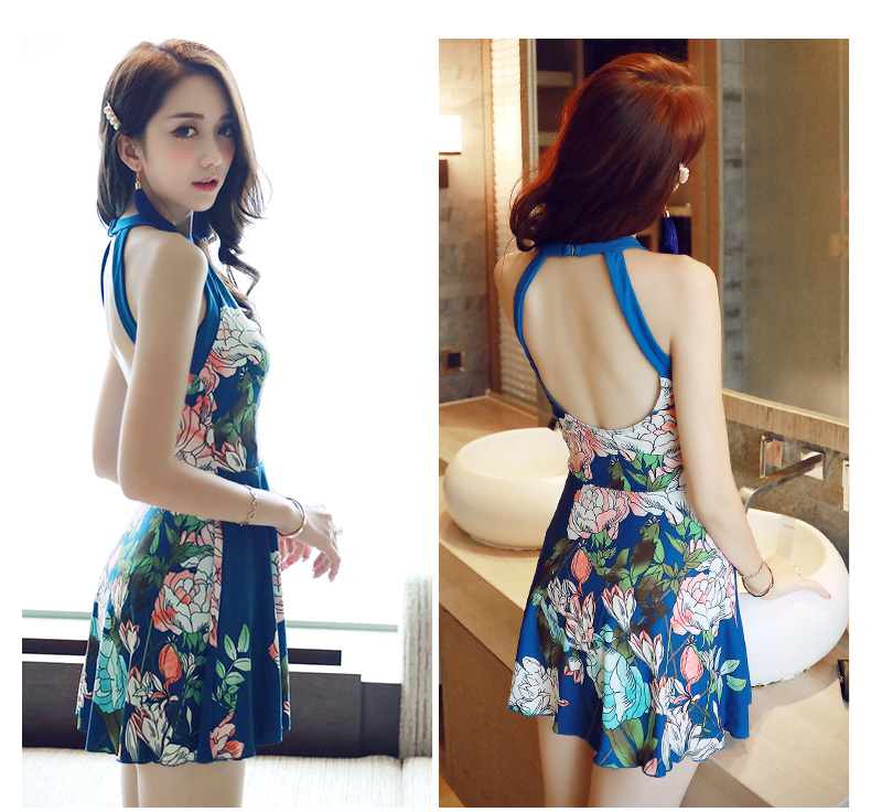 ***พรีออเดอร์***บิกินี่ชุดว่ายน้ำวันพีซ one-piece สีน้ำเงินลายดอกไม้ ด้านข้างแขนแต่งขอบสีดำผูกโบว์เล็กๆ น่ารักที่คอ เล่นดีเทล sexy เล็กๆ โชว์แผ่นหลัง สดใสน่ารักรับลมทะเล สวยเหมือนแบบค่ะ