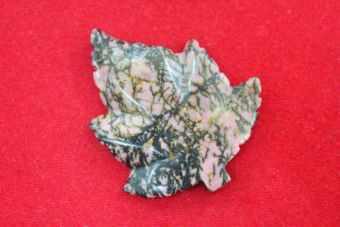 โรโดไนต์ (Rhodonite) จี้ใบเมเปิ้ล
