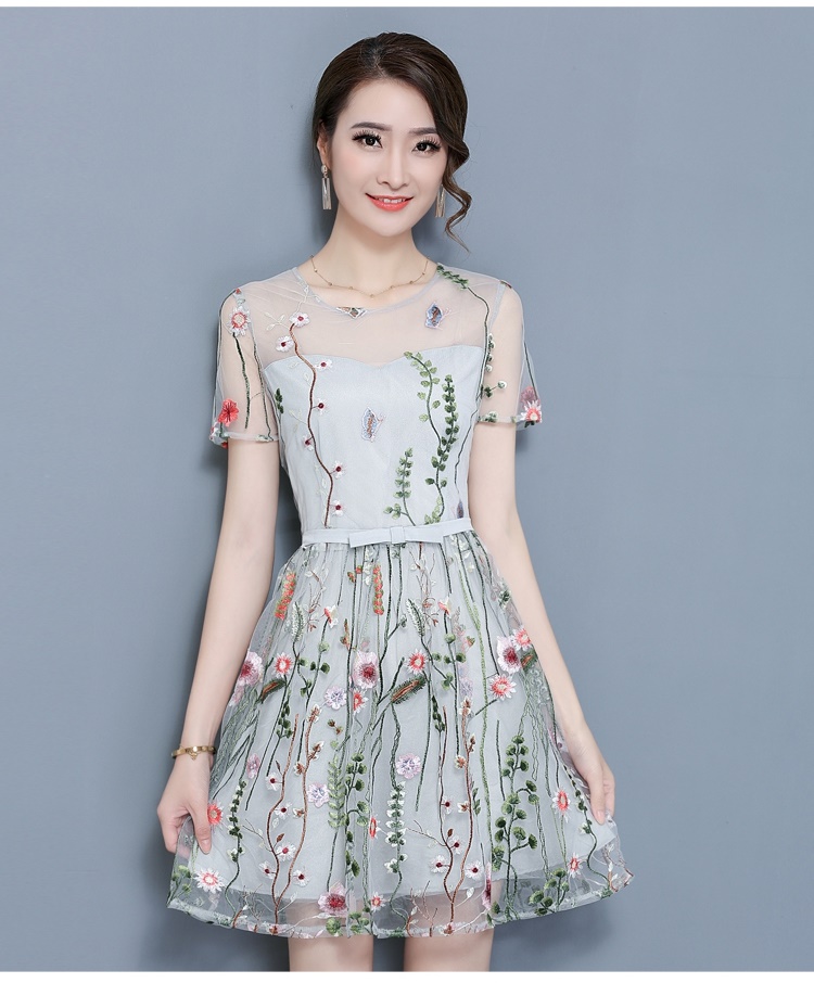 **หมดค่ะ**เดรสผ้าลูกไม้ปักลายดอกไม้หลากสี งานปักสวยงามมากๆๆค่ะ