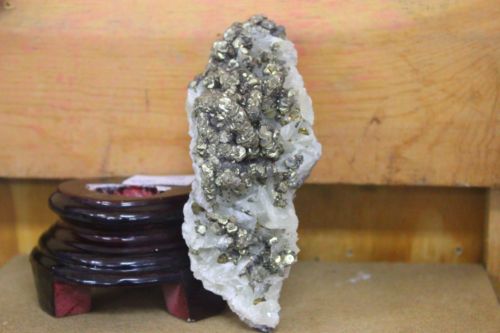 ไพไรต์ในผลึกควอตซ์ ( pyrite with quartz)