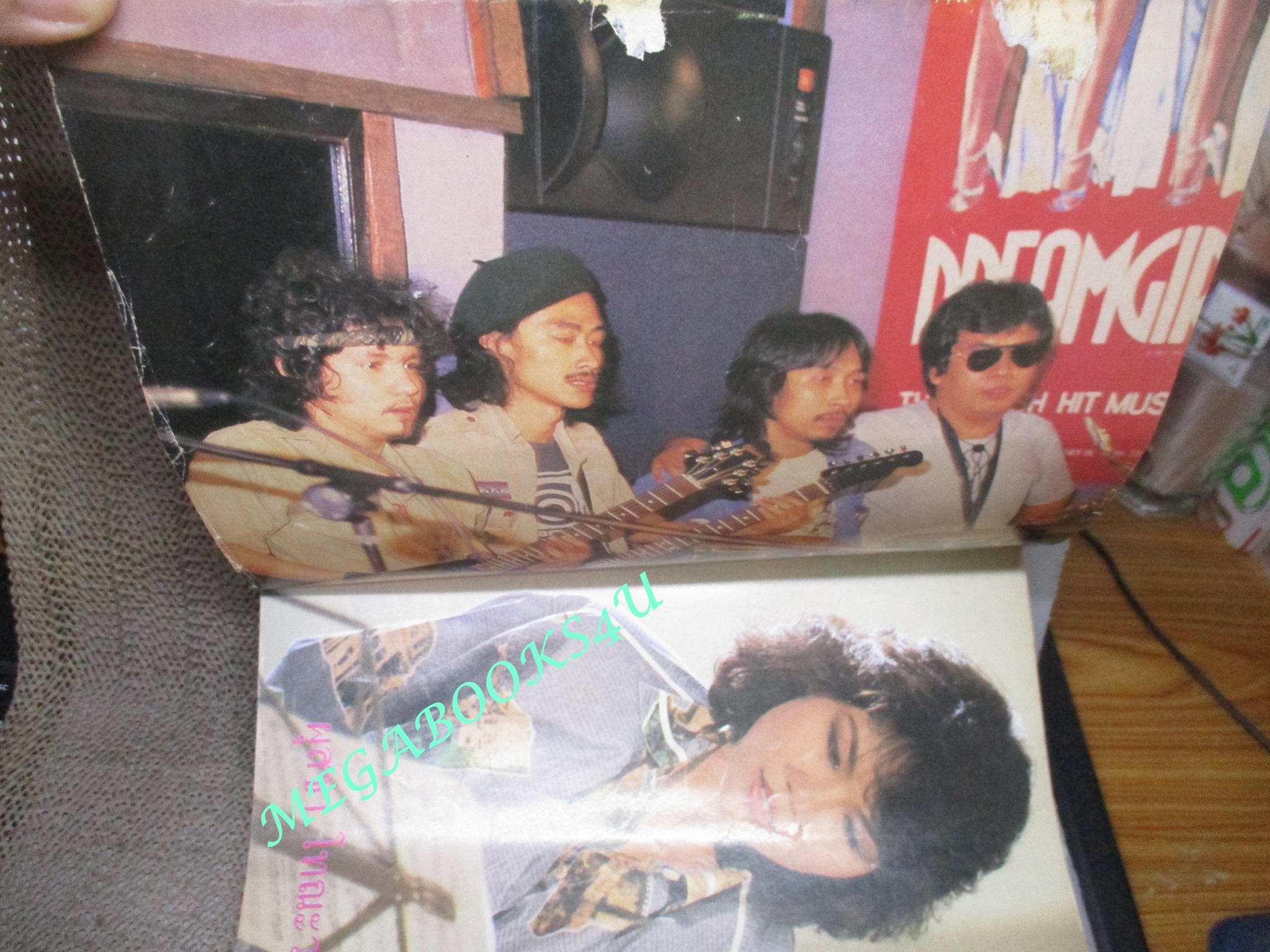 หนังสือเพลงพร้อมคอร์ดกีตาร์ MUSIC FOR YOU มีภาพคาราบาว(มีรอยกระดาษถลอก) รวมดาว สภาพพอใช้ เก่าหน่อย มีรอยเปื้อน ตามภาพ