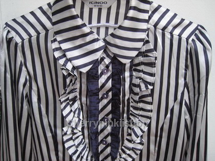 เสื้อทำงาน ลายทางขาวม่วง คอปก เนื้อผ้ามันลื่น ใส่สบาย มีระบายด้านหน้า ยี่ห้อ Icinoo