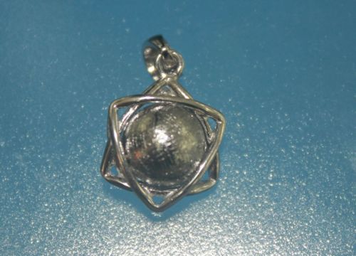 จี้อุกาบาตกีเบียนในกรอบดาวเมอร์คาบา ( Meteorite Gibeon )