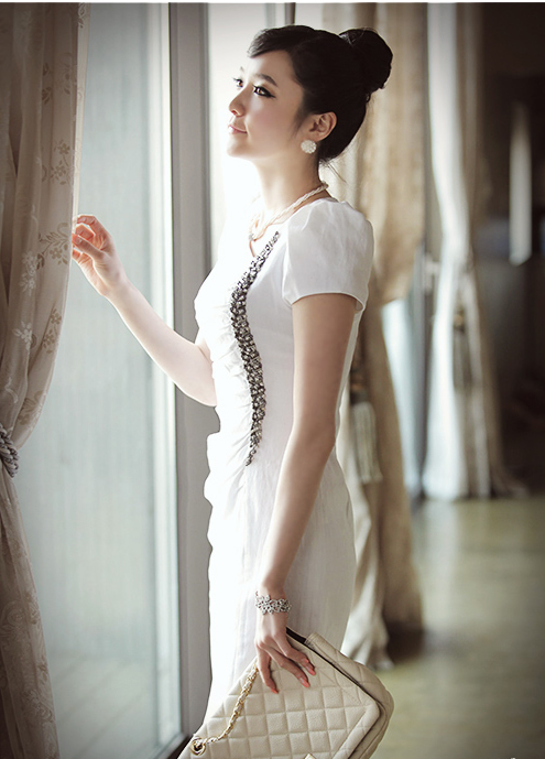 ***หมดค่ะ***เดรสผ้าเนื้อดีสีขาว ทรงสอบแต่งจีบด้านข้างปักลูกปัดแขนสั้น ติดซิปด้านหลังสวยเหมือนแบบค่ะ