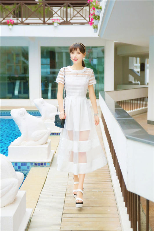 ***หมดค่ะ***เดรสยาวแขนสั้น ผ้าไหมแก้วสลับสีขาวซีทรู เรียบหรูดูดีมากๆค่ะ