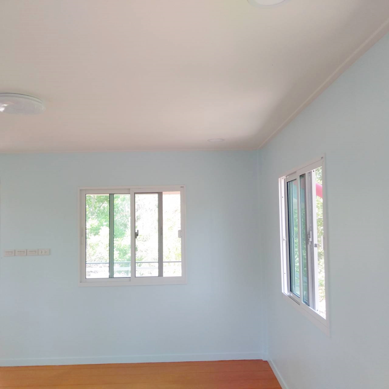 บ้านขนาด 4*7 เมตร ราคารวมเป็นเงินทั้งสิ้น 370,000 บาทพร้อมระเบียงขนาด 2*4 เมตร