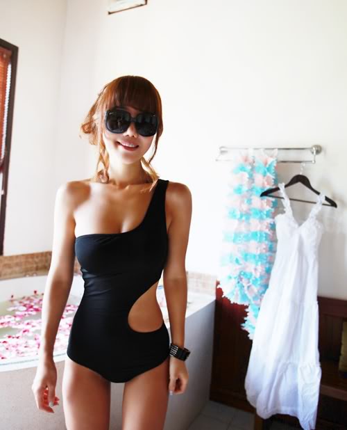 **พร้อมส่ง M L XLจำนวนจำกัดค่ะ**ชุดว่ายน้ำ วันพีช สีดำตัดตัดเบี่ยงไหล่เฉียง sexy เบาๆ ช่วงเอวเว้าด้านข้าง สวยเหมือนแบบค่ะ