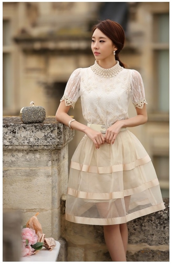 ***หมดค่ะ***เสื้อแฟชั่นผ้าลูกไม้สีขาวด้านหน้าซ้อนทับด้วยผ้าแก้วโปร่งปักลายดอกไม้สีทอง คอเสื้อและริมแขนถักโคร์เชต์สีทองดีเทลตกแต่งมุขและเพชรล้อมรอบคอติดกระดุมด้านหลัง แขนใช้ผ้าลูกไม้โปร่ง สวยหวานเหมือนแบบค่ะ