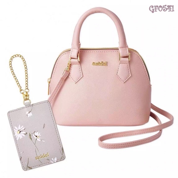 กระเป๋าสะพายหนังสีหวาน สายสะพายถอดได้+ที่ห้อยกระเป่าใส่บัตรลายดอกไม้ มาในกล่องเดิมค่ะ