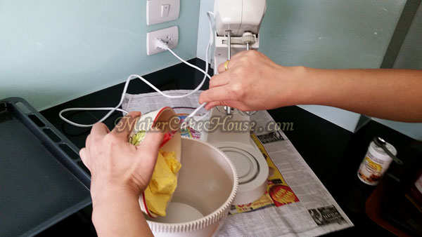 ขั้นตอนการเตรียมส่วนผสมเนยในการทำคุกกี้อัลมอนต์
