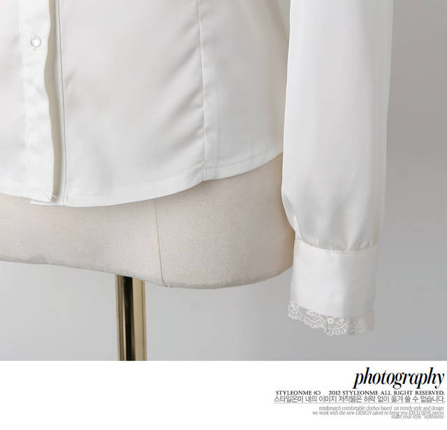 ***หมดค่ะ***เสื้อผ้าซาตินเนื้อมันสีขาว แต่งระบายด้านหน้าแขนยาว สวยเหมือนแบบค่ะ