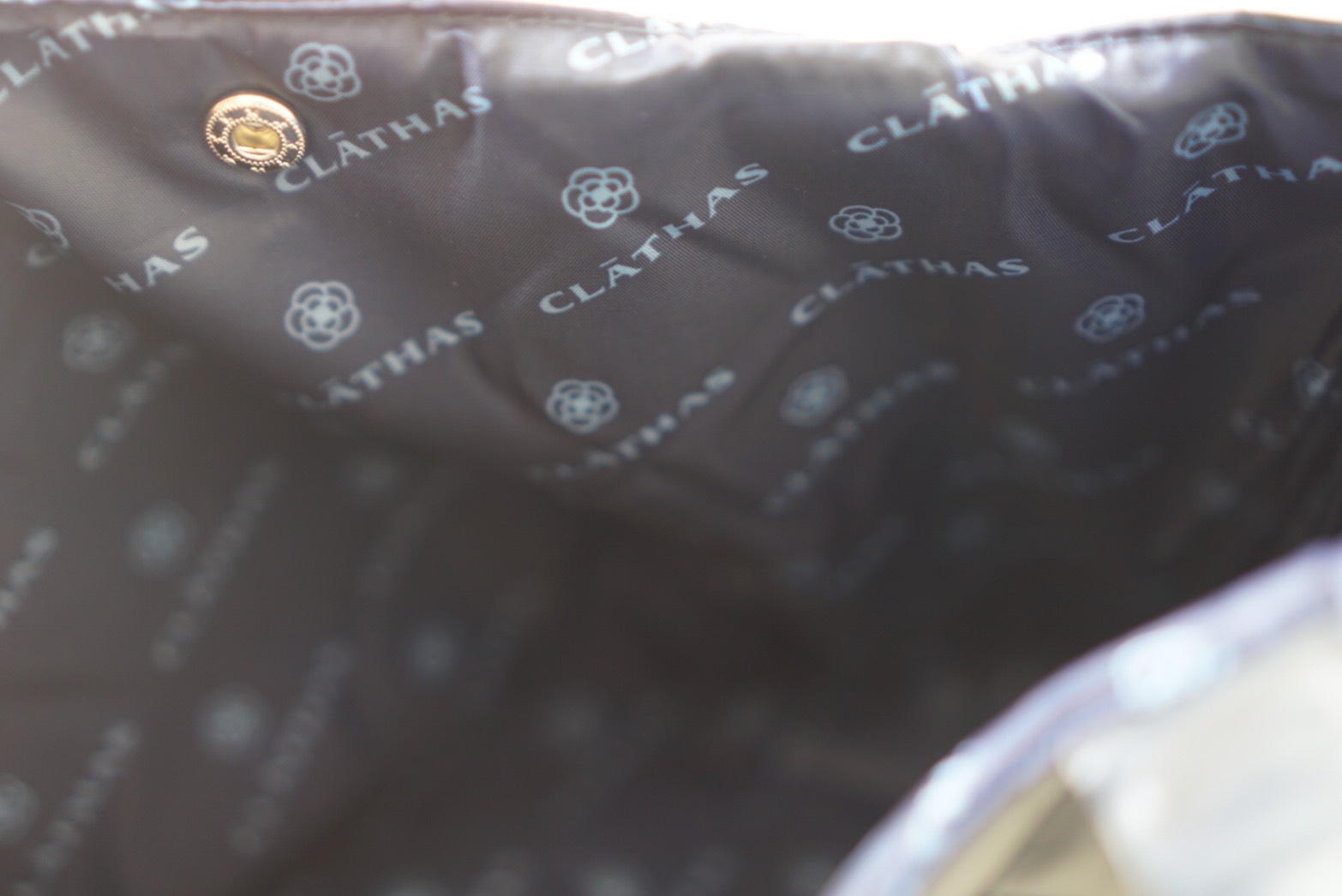 CLATHAS Camellia Bag กระเป๋า PU ควิลท์ ซับไนล่อนลายโลโก้ เปิดปิดด้วยกระดุม