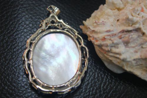 จี้รูปผู้หญิงเปลือกหอยมุก ( Mother of pearl )