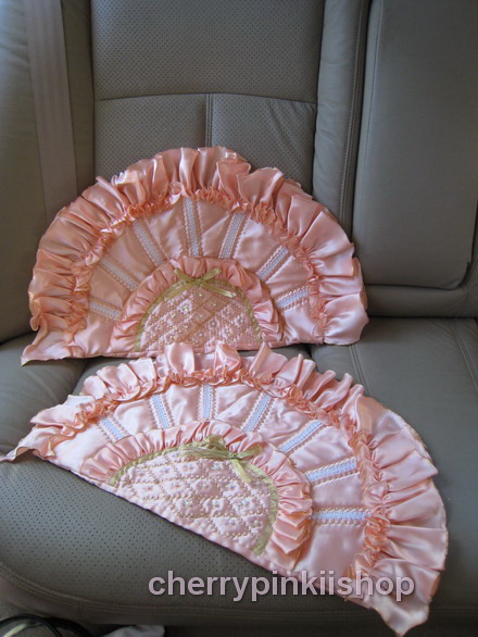 ปลอกหมอนอิงครึ่งวงกลม สีโอรส ดิ้นทอง โบว์ทอง ปักลูกปัดสีมุกกลมเล็กด้านหน้า มีระบายรอบ ทำจากผ้าต่วน ดูสวยงาม