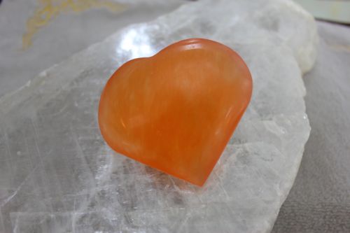 หัวใจเซเลไนต์สีส้ม ( Orange Selenite)