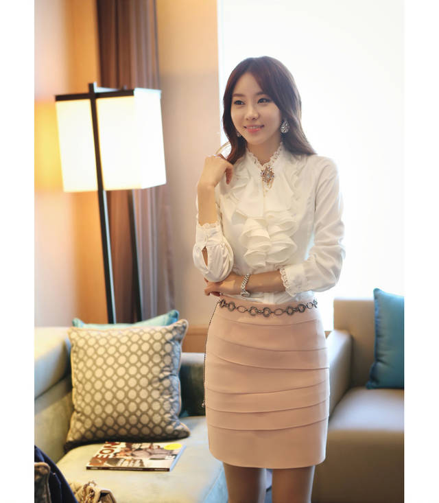 ***หมดค่ะ***เสื้อผ้าซาตินเนื้อมันสีขาว แต่งระบายด้านหน้าแขนยาว สวยเหมือนแบบค่ะ