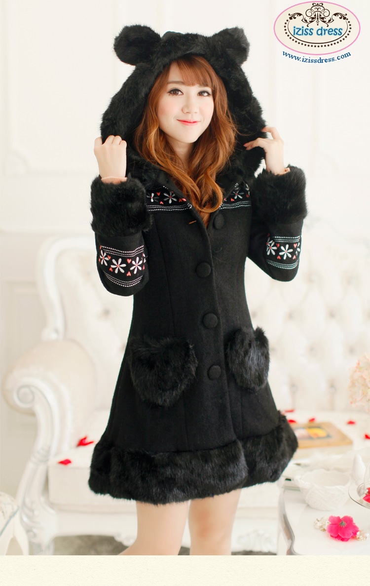 ***หมดค่ะ***เสื้อโค้ทกันหนาวสีดำหมวกหูกระต่ายและริมแขนล้อมรอบด้วยขนเฟอร์ ปักลายนูนช่วงอกและแขน ด้านหลังติดปอมปอมขนเฟอร์คล้ายหางกระต่ายจร้า สวยเหมือนแบบค่ะ