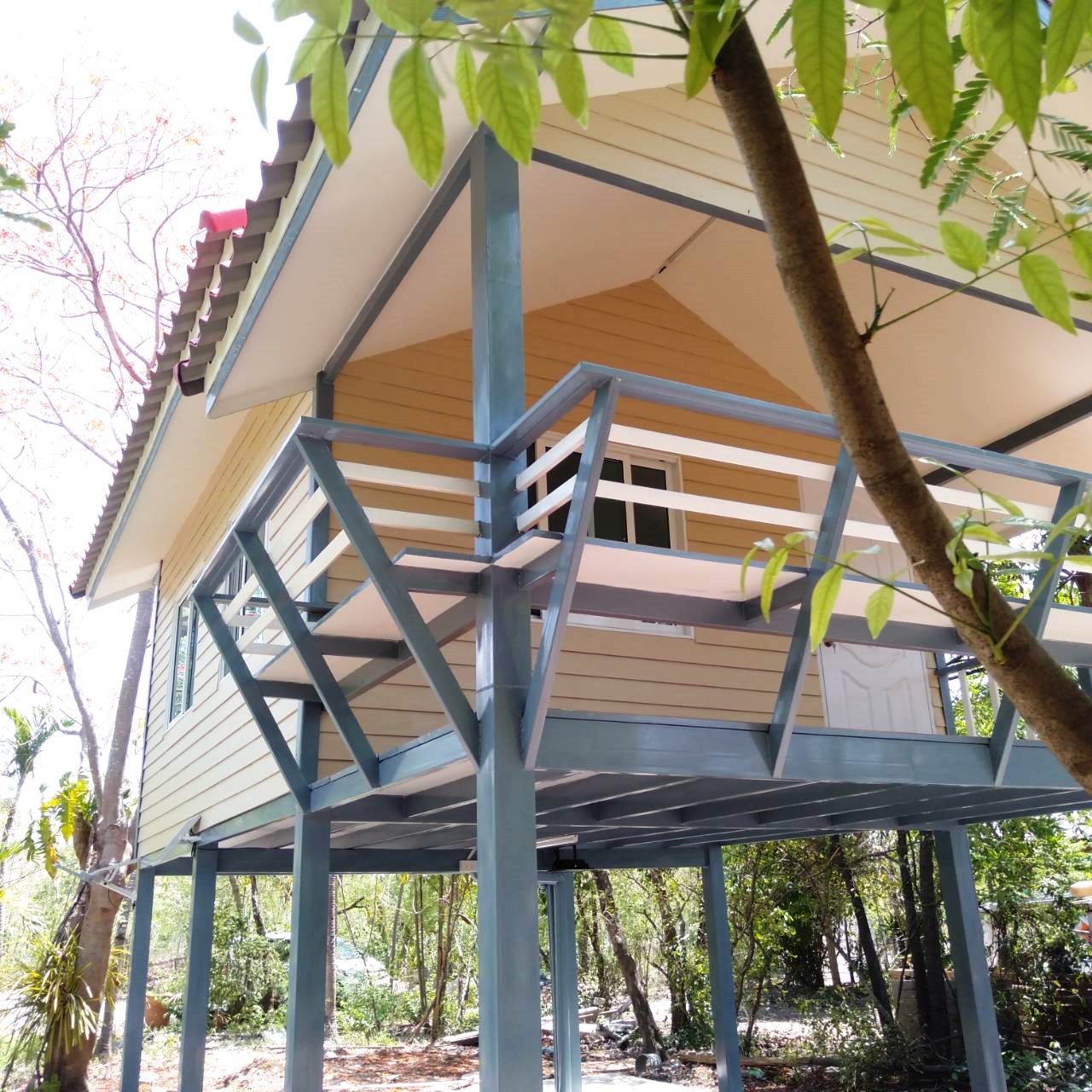 บ้านขนาด 4*7 เมตร ราคารวมเป็นเงินทั้งสิ้น 370,000 บาทพร้อมระเบียงขนาด 2*4 เมตร