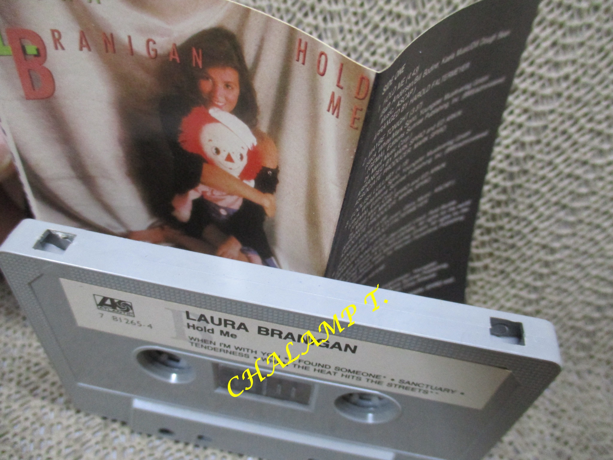 เทปเพลงสากล Laura Branigan - Hold Me