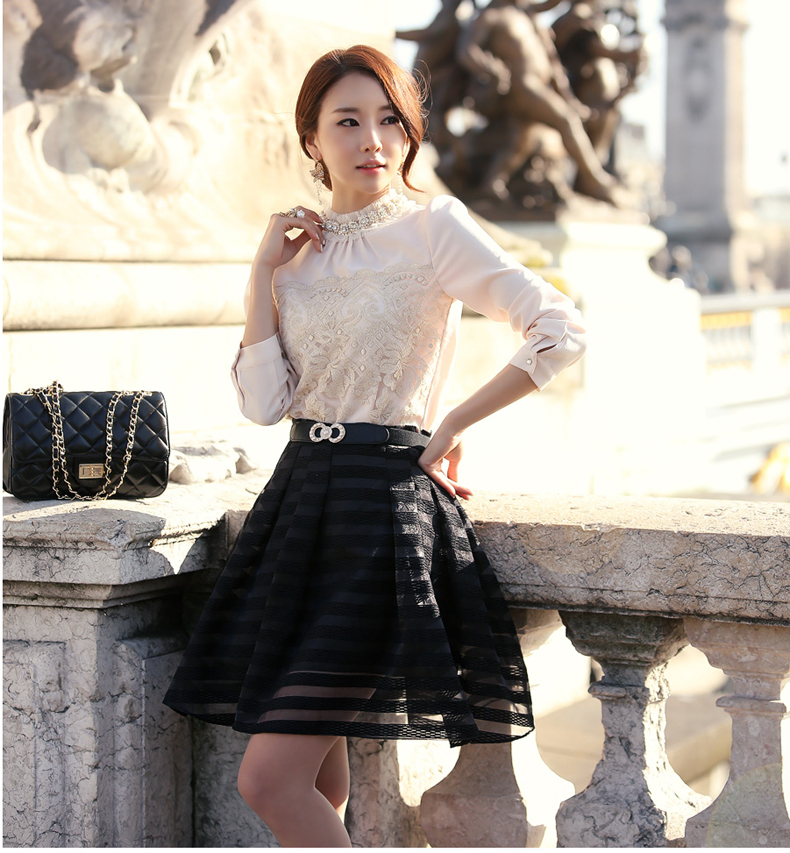 **หมดค่ะ**เสื้อใส่ทำงานผ้าชีฟองสีขาวครีมแขนยาว ดีเทลตกแต่งช่วงคอด้วยระบายแถบผ้าลูกไม้สีขาวครีม ติดเพชรล้อมรอบด้วยมุกเลื่อมสีทอง สวยคุณภาพดีเหมือนแบบค่ะ