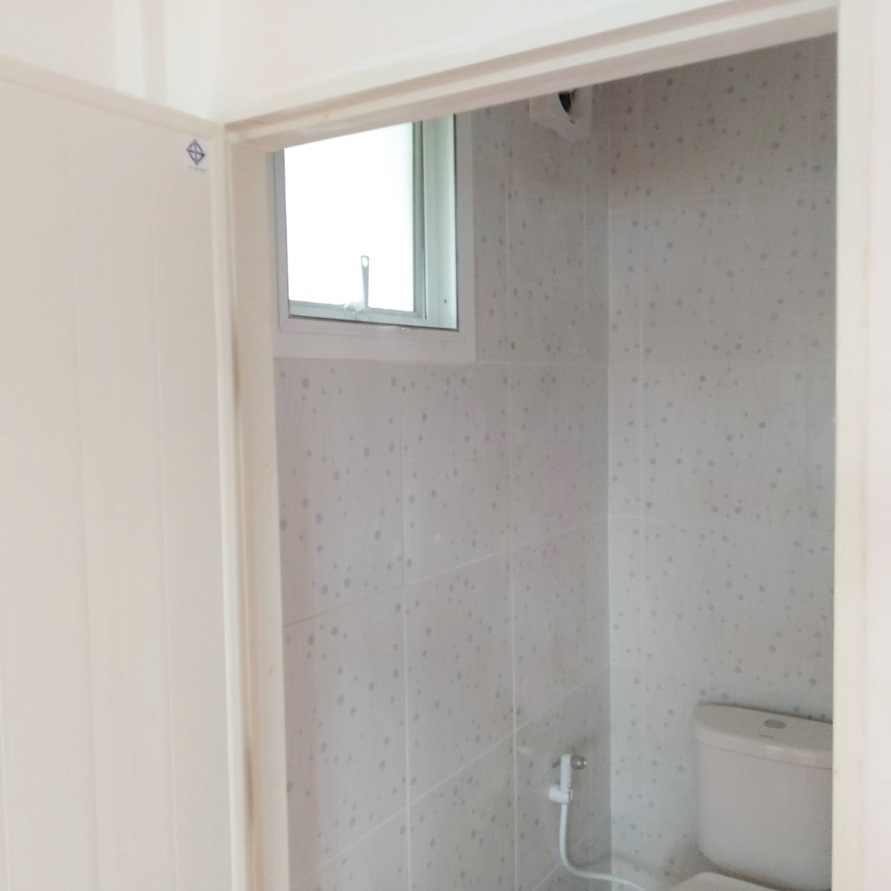 บ้านน็อคดาวน์ หลังนี้ ขนาด 4*6 เมตร พร้อมระเบียงหลังคาคุม ขนาด2*6เมตรเต็มหน้าบ้าน และระเบียงขนาด 2*3 เมตร