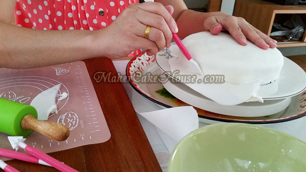 ขั้นตอนการตัด แกะ และเกลี่ยส่วนเกินฟองดอง ในการทำเค้กเจ้าหญิง