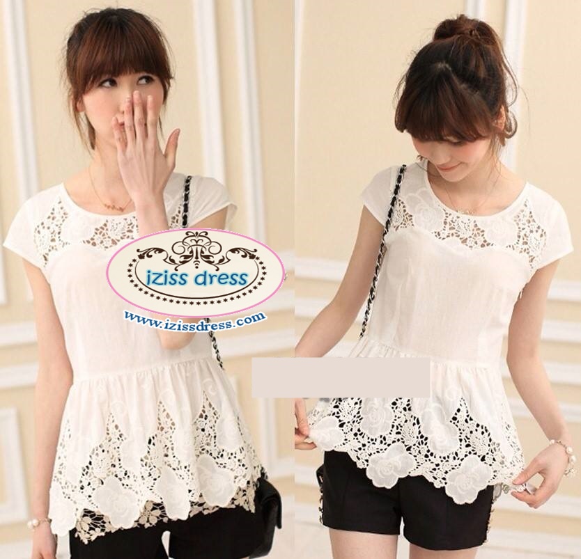 **หมดค่ะ**เสื้อขาวปักฉลุกุหลาบ ระบายชาย เก๋ๆด้วยดีเทลฉลุ see-through ช่วงอกและชายเสื้อ