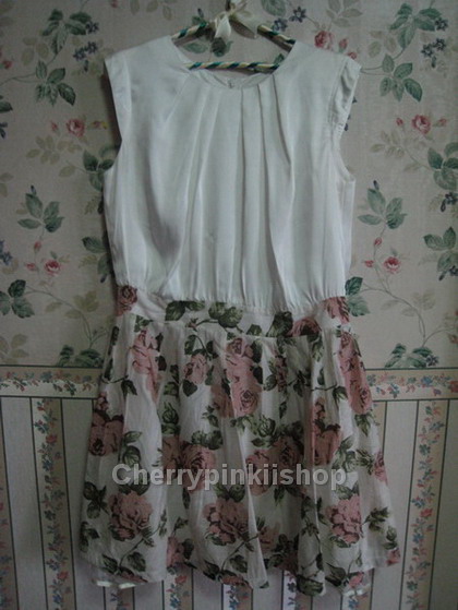 เดรสไปงาน ตัวเสื้อสีขาว กระโปรงลายดอกกุหลาบสวย Hiso ดูหรูหรา