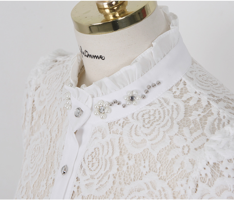 **หมดค่ะ**เสื้อทำงานผ้าลูกไม้สีขาวแขนยาวทอลายดอกกุหลาบ ดีเทลตกแต่งคอด้วยเพชรผสมมุกรูปดอกไม้ สวยเหมือนแบบค่ะ