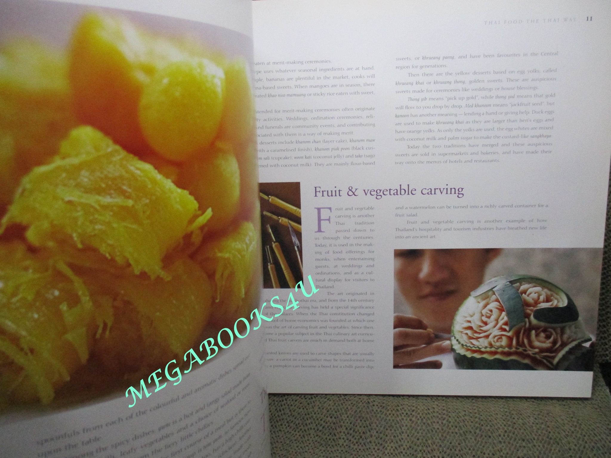 หนังสือ วิธีการปรุงอาหารไทยของดุสิต “Thai Way of Life, The Dusit Cookbook” (ปกแข็ง) ตำหนิ ตัวหนังสือมีคราบน้ำ กระดาษไม่ติด เปิดได้ตามปกติ