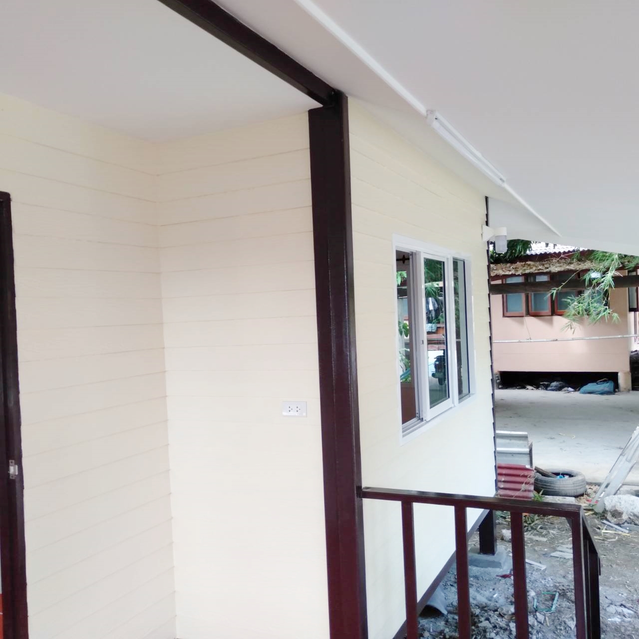 บ้านน็อคดาวน์ หลังนี้ ขนาด 4*6 เมตร พร้อมระเบียงหลังคาคุม ขนาด2*6เมตรเต็มหน้าบ้าน และระเบียงขนาด 2*3 เมตร