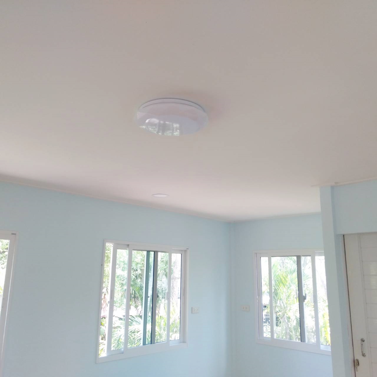 บ้านขนาด 4*7 เมตร ราคารวมเป็นเงินทั้งสิ้น 370,000 บาทพร้อมระเบียงขนาด 2*4 เมตร