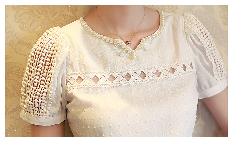 **หมดค่ะ**เสื้อใส่ทำงานแขนสั้นสีขาว คอประดับแถบผ้าโปร่งสี่เหลี่ยม ดีเทลตกแต่งมุกที่คอ เนื้อผ้านูนเป็นรูปวงกลม นูนๆช่วงแขน สวยคุณภาพดีเหมือนแบบค่ะ